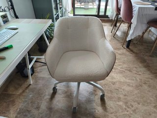 Silla de escritorio ergonómica blanca de borrego