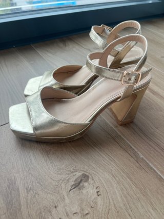 Sandalias Doradas con Tacón Ancho