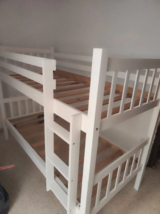 Litera de madera blanca
