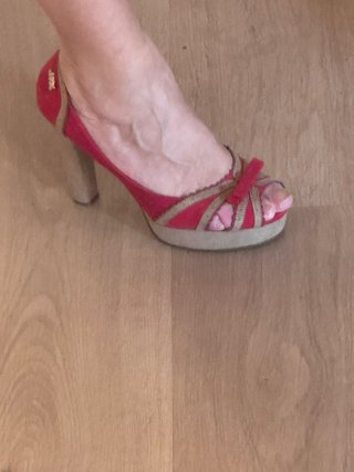 Zapatos de tacón rojos y beige