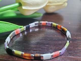 Pulsera de cuentas planas de piedra natural.