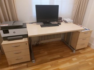 Mesa de oficina con dos cajoneras