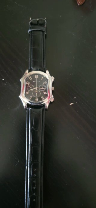 Reloj con correa de piel negra