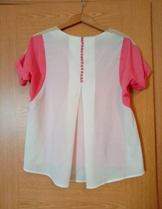 Blusa con bloques de color y botones