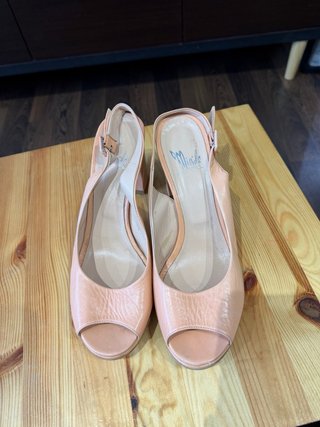 Sandalias de vestir con tacón.