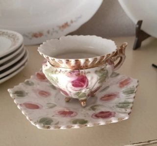 Taza de café vintage con plato