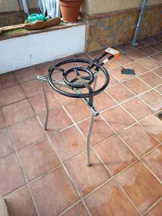 Paellero a gas con piedistallo