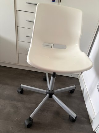 Silla de escritorio blanca con ruedas