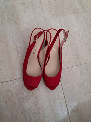 Sandalias de tacón rojas Unisa usadas una vez