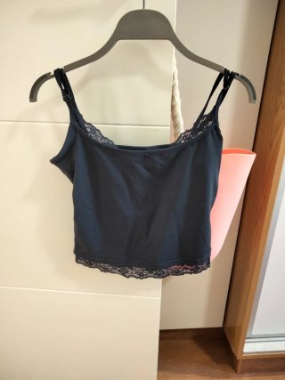 Top negro con detalles de encaje