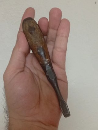 Destornillador Antiguo con Mango de Madera