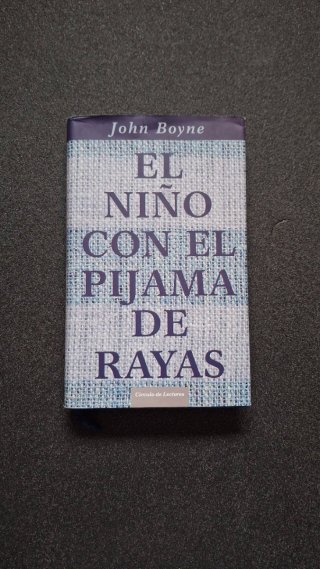 El niño con el pijama de rayas