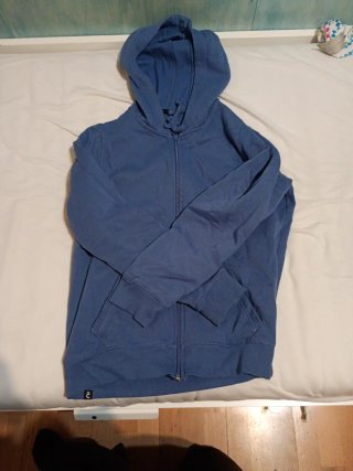 Chaqueta deportiva azul con cremallera