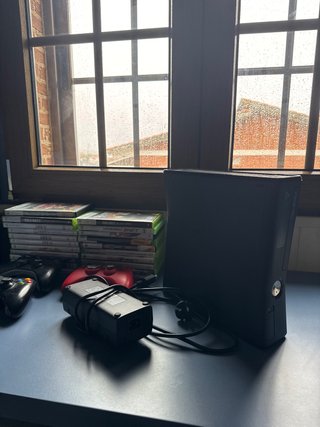 Xbox 360 con 21 juegos y 3 mandos