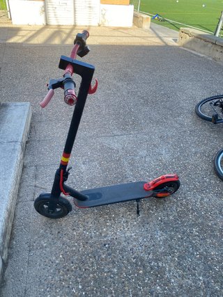 Patinete Eléctrico Negro y Rojo Acepto cambios