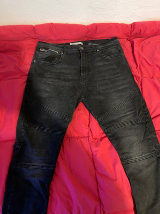 Pantalón vaquero negro Zara
