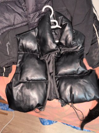 Chaleco acolchado negro efecto piel