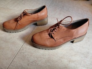 Zapatos planos de piel marrones