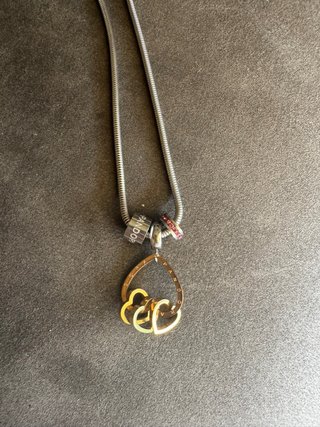 Collar Pandora con colgante de corazones