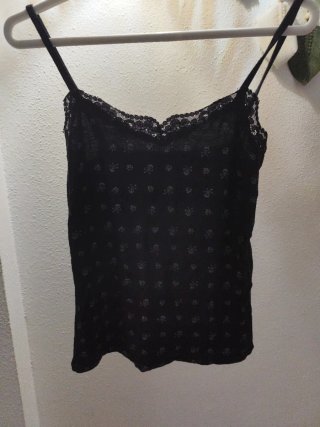 Camiseta de tirantes con puntilla y calaveras