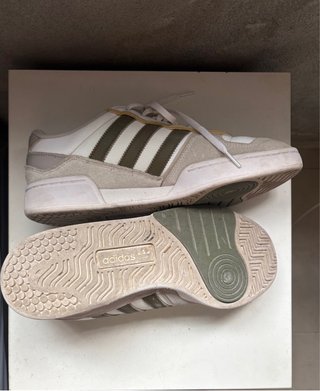 Zapatillas adidas blancas y verde oliva