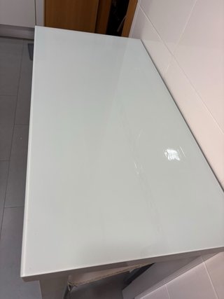 Mesa de cocina con taburetes