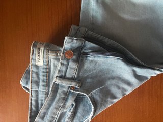 Pantalones vaqueros Pull&Bear azul con roturas