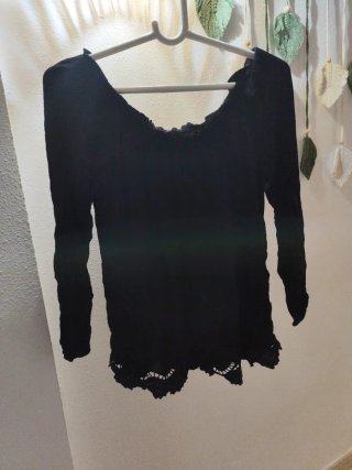 Camiseta negra de manga larga con bordado