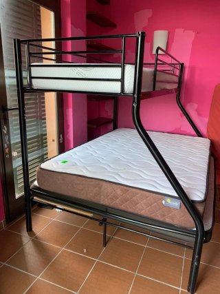Cama litera. Se incluyen colchones.