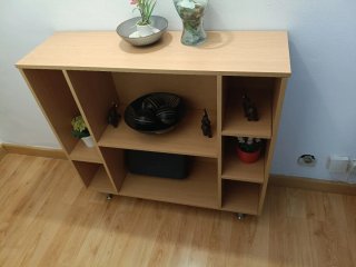 Mueble recibidor o estantería de madera