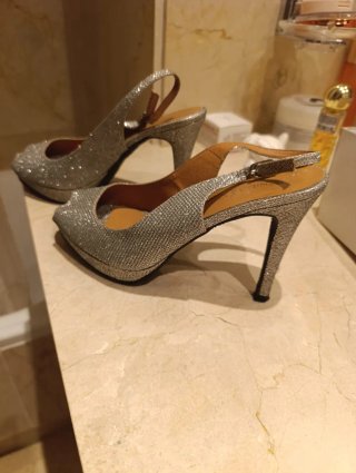 Zapatos de tacón plateados para eventos