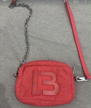 Bolso bandolera rojo con cadena