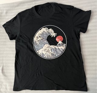 Camiseta Negra Estampado Ola Japonesa