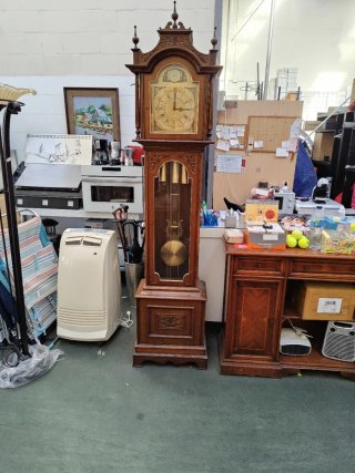 Reloj de pie clásico de madera