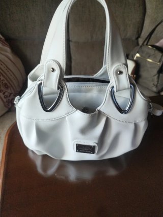 Bolso de mano y hombro blanco