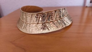 Collar Rígido con Relieve Geométrico