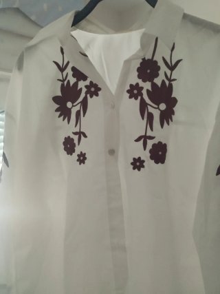 Blusa Blanca con Bordados Granate