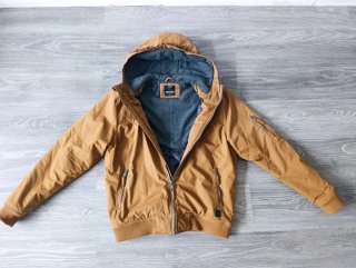Chaqueta de hombre con capucha