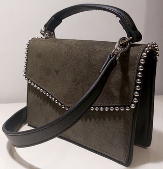 Bolso de mano de Bershka de antelina a estrenar