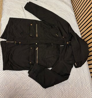 Chaqueta Negra con Capucha