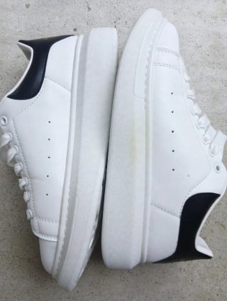 Zapatillas Blancas y Negras