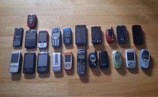 Lote de 28 teléfonos móviles.22 mas 6 para piezas