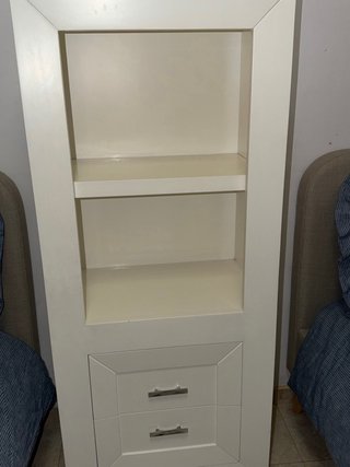 Estantería de madera blanca con cajones