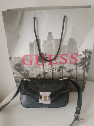Bolso GUESS Negro con Detalles Dorados