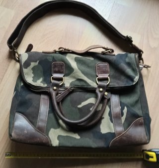 Bolso con Estampado Militar