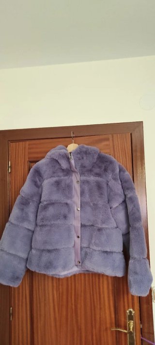 Chaquetón de pelo morado
