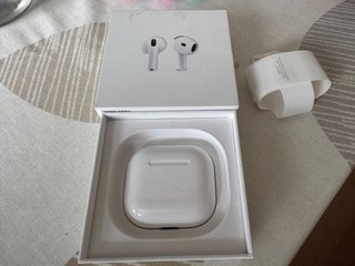 Apple AirPods 4