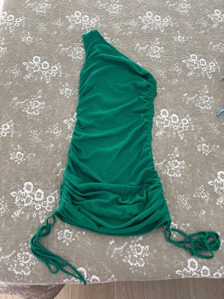 Vestido corto verde asimétrico