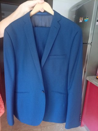 Traje azul de chaqueta y pantalón