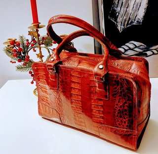 Bolso de piel con grabado cocodrilo hecho a mano